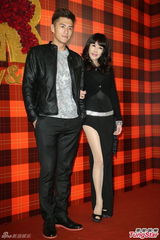 组图：黄小柔出嫁盼造人 穿低胸婚纱挽老公亮相