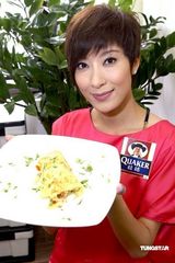 高清图集：杨怡忙里偷闲学烹饪 启动健康燕麦革命