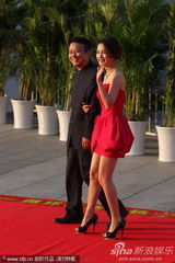 组图：《建党伟业》黄建新亮相 李沁超短红裙可爱