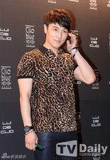 组图：神话金烔完出席活动 豹纹紧身T显霸气