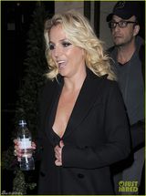 组图：布兰妮深V裙中门大开 胸前现褐色斑点