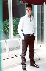 组图：郑凯街拍波点衬衣显熟男气质