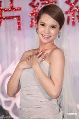 组图：杨丞琳与老东家续约笑纳一克拉钻戒