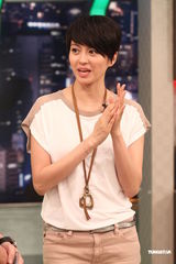 组图：梁咏琪婚后厨艺涨 自曝为老公学包饺子