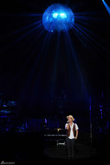 组图：“火星哥”北京演唱会全场合唱 大秀鼓技