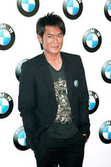 幻灯图：古天乐提环保选车 Angelababy澄清未隆胸