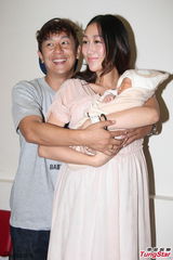 组图：陈浩民太太出院 一家四口亮相乐融融