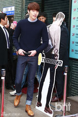 组图：韩星金宇彬出席粉丝签名会笑容迷人