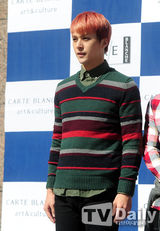 组图：BEAST出席粉丝签名会休闲装显亲和