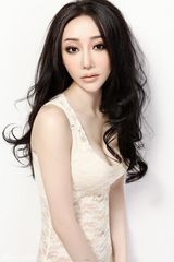 组图：王子其蕾丝装性感代言 火爆身材添神秘感