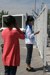 高清图：黄奕入世博园不带门票 被保安拒之门外