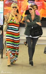 幻灯图集：帕丽斯-希尔顿姐妹为看世界杯购物