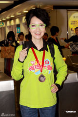 高清图：谭咏麟与郑欣宜做公益 与长者搭乘地铁