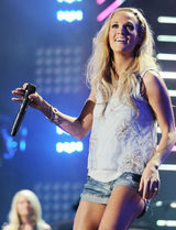 高清图：凯莉-安德伍德音乐节上演出 热裤献唱