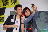 组图：柯震东香港签唱会 态度亲和大方拥抱女歌迷