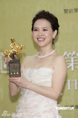 组图：曾宝仪金马礼服性感亮相 自嘲曾志伟像哈比人