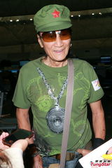 组图：谢贤戴红五星帽与胡枫等去旅行