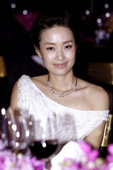 组图：马伊琍亮相优雅盛典 简洁白裙气质高贵