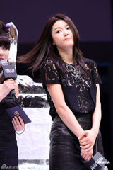 幻灯图：全智贤秀发飘飘现身上海 蕾丝黑袜打性感牌 