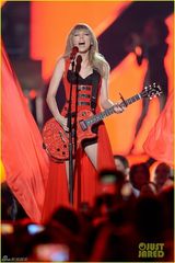 组图：泰勒爆乳红披风献唱 镶钻礼服风骚秀美背