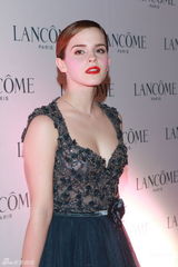 组图：艾玛-沃特森性感现身香港