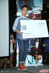 组图：林宥嘉出席新书签售 不承认与邓紫棋游学