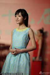 组图：徐娇亮相上影节红毯 着裙装清新可爱
