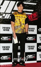 组图：李秉宪新片上映未婚妻现身 金泰熙等捧场