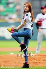 组图：4minute许嘉允权昭贤为棒球比赛开球