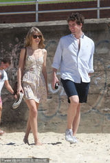 组图：泰勒-斯威夫特海边戏水 神秘男子全程陪伴