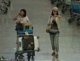 组图：刘诗诗机场飞奔取行李险摔跤