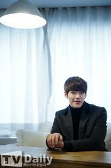 组图：金宇彬塑造人物靠百问百答 自曝暗恋老师