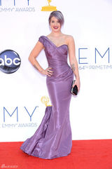 组图：艾美奖红毯 凯莉-奥斯本抚胸献飞吻