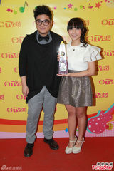 组图：金曲榜颁奖星光黯淡 张敬轩献主持处女秀