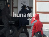 组图：吴奇隆再演时髦军人 雪中拍戏引众人围观