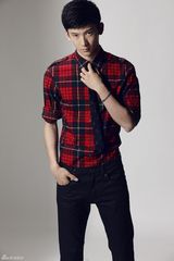 组图：90后小生刘芮麟拍写真 时尚英伦风范足