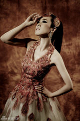 组图：芙蓉姐姐化身妩媚孔雀 装扮火红魅惑放电