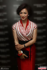 组图：黄晓明黑超遮面 孙俪秀长腿性感吸睛