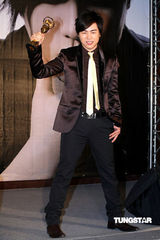 组图：胡彦斌台湾发片圣诞女郎助阵 喝酒避绯闻