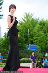 组图：藤井美菜李玹雨亮相富川电影节红毯