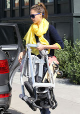 高清组图：杰西卡-阿尔芭一家四口外出其乐融融