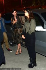 组图：林志玲透视裙见老总 害羞捂胸美沟诱人