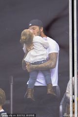 组图：小贝抱女儿小七大玩亲亲 贝嫂吻儿子脸颊