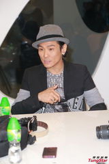 组图：杜德伟看吴君如裸胸哗然 不怕跟宝宝代沟