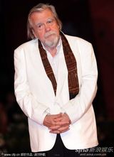 组图：《硬纸盒小镇》首映 导演埃曼诺牵爱妻亮相