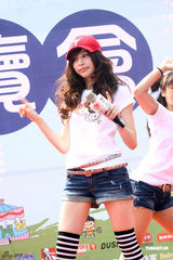 组图：王心凌撇绯闻做公益 带小朋友开心过节