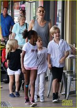 组图：朱莉带孩子逛书店 一家人牵手过街显温馨