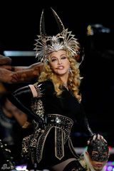 组图：麦当娜埃及艳后造型登场超级碗歌舞秀