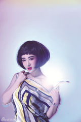 组图：郑亦桐短发红唇造型百变 诠释性感尤物