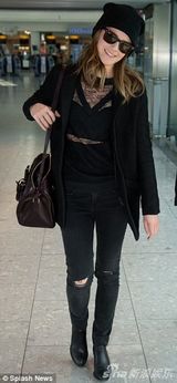 组图：艾玛着镂空装现身机场 男友马修紧随其后